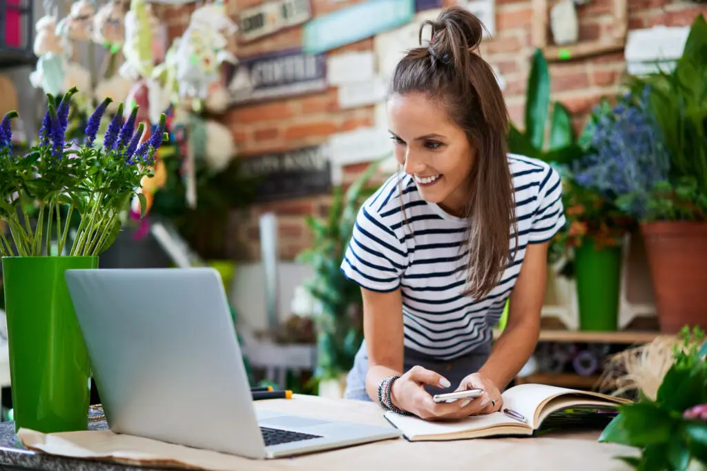Small business owners in Illinois appreciate the power of Comcast Business and its network to keep mobile devices online with fast, secure and reliable internet. IMAGE: Comcast Business female customer on mobile device.