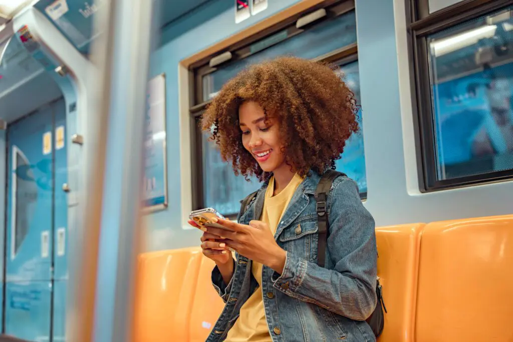 With Xfinity Mobile and WiFi, residents of Illinois enjoy high speed, reliable and secure streaming, gaming and talking with a free unlimited Xfinity mobile line.