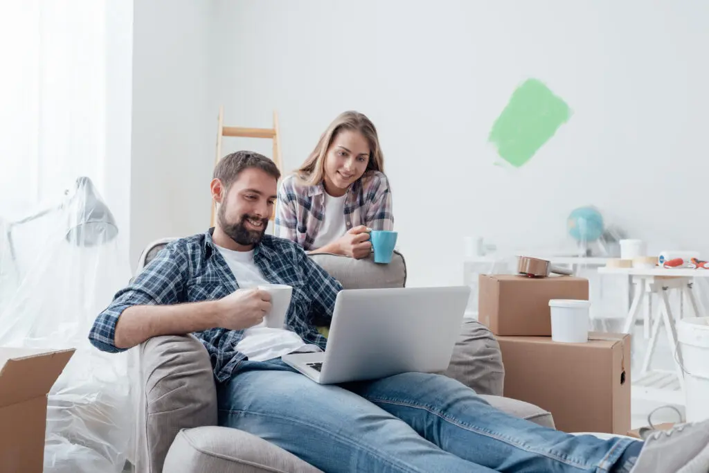 A couple moving easily signed up for Xfinity Internet at their new home with the Xfinity tips for moving in Illinois.