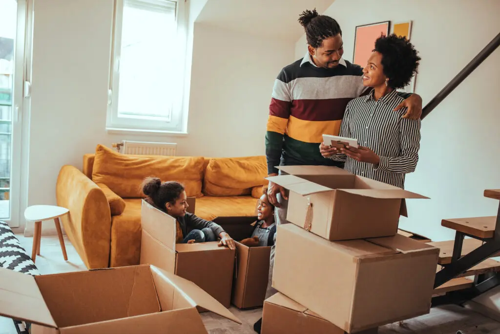 A family moving easily signed up for Xfinity Internet at their new home with the the help of an easy checklist for moving in Illinois.
