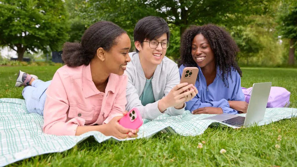 Xfinity Mobile customers in Florida appreciating the power of Xfinity hotspots while wireless in a nearby park.