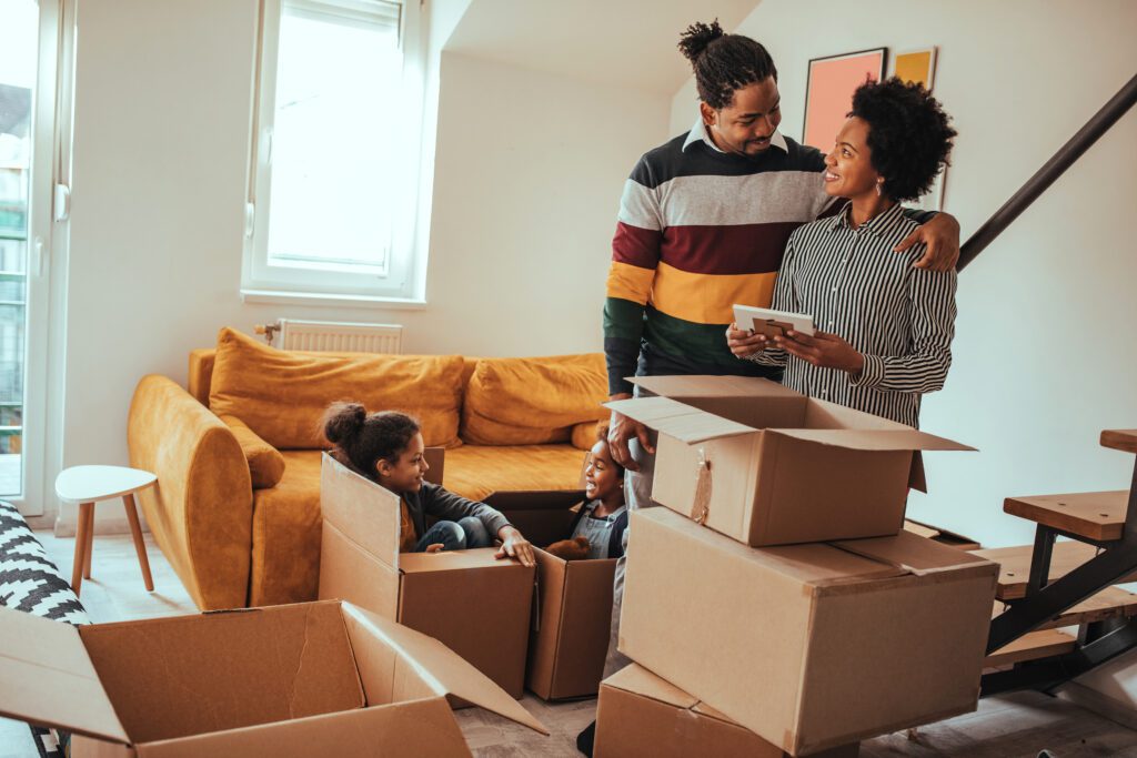 A family moving easily signed up for Xfinity Internet at their new home with the the help of an easy checklist for moving in Illinois.