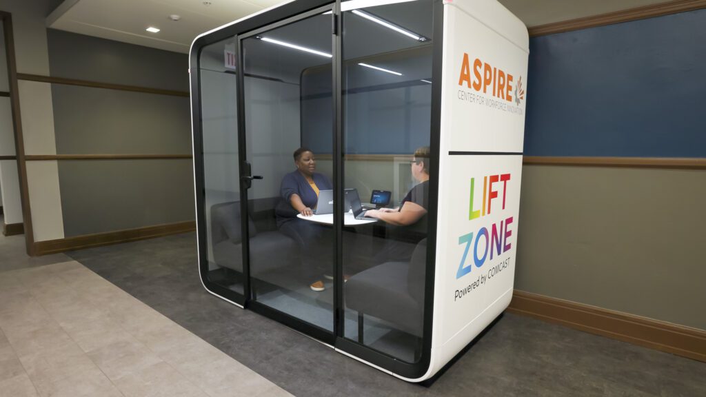 Comcast today opened a Flagship Lift Zone at the Aspire Center for Workforce Innovation that will advance digital skills and job training opportunities in Chicago. 